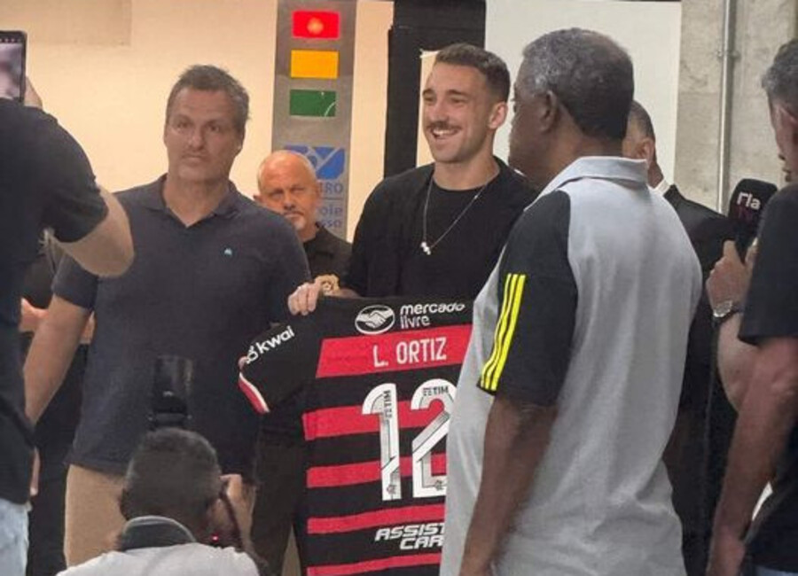 L O Ortiz Chega Para Assinar O Flamengo Louco Para Trabalhar