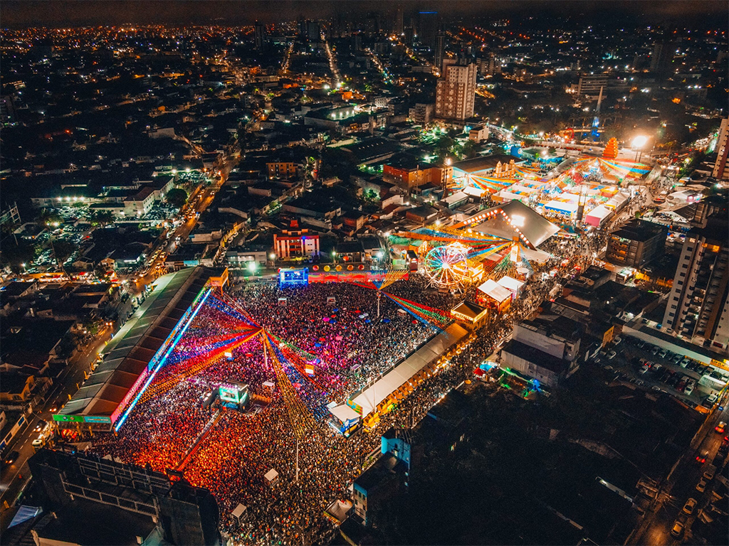 São João de CG sexta feira Parque do Povo lotado