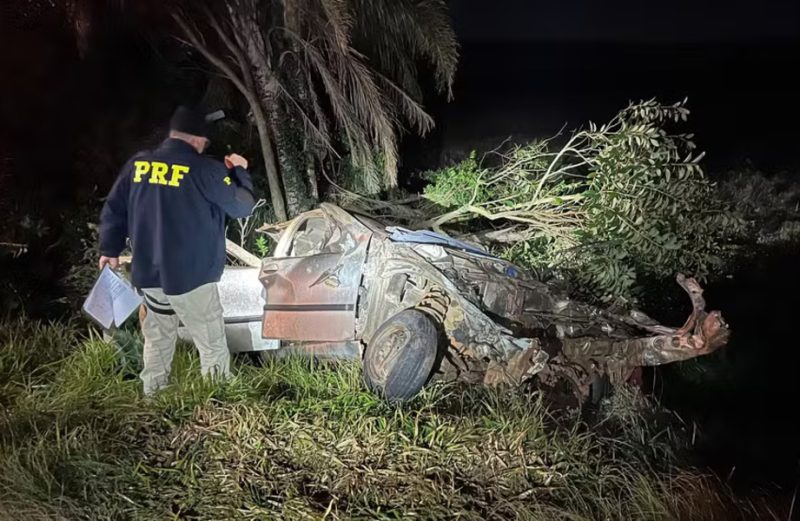 Batida Frontal Entre Carros E Caminh O Provoca Seis Mortos