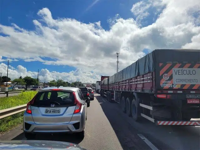 congestionamento na br 230 - tombamento de caminhão