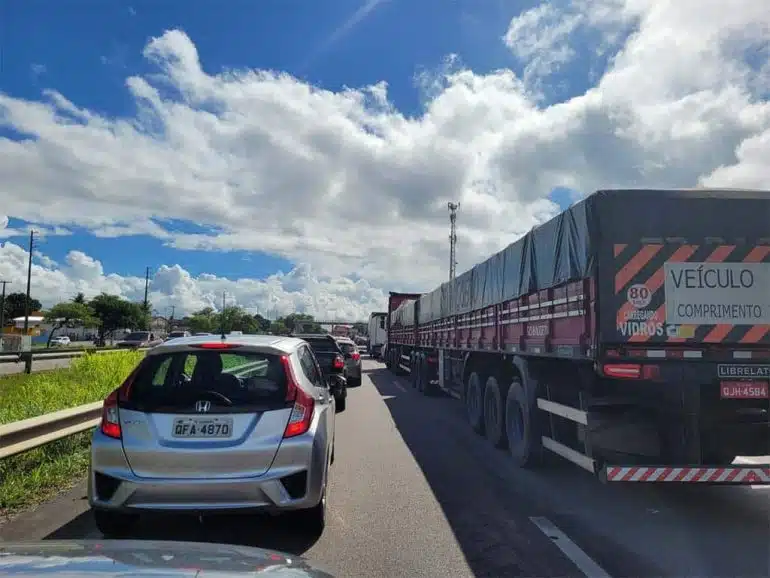 Concurso público na UFCG e mais dias da licença-paternidade: veja o nosso resumo congestionamento na br 230 - tombamento de caminhão