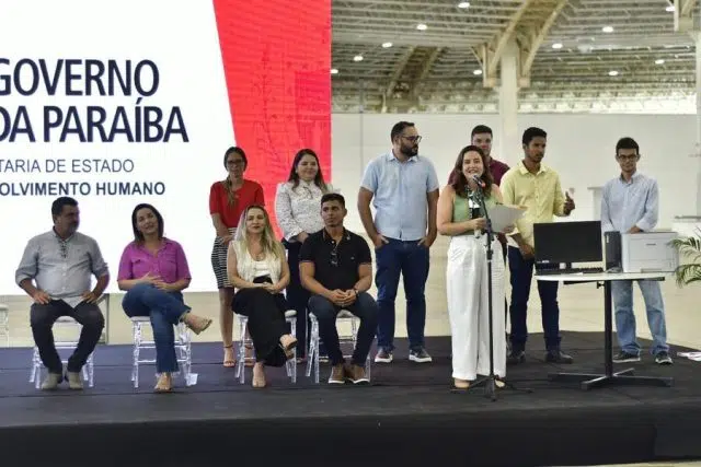 pollyanna dutra em entrega de equipamento de informática