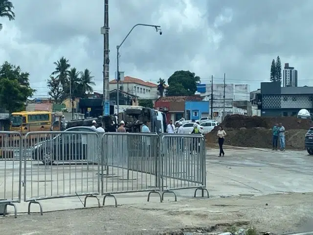 2024 caminhão tombado parque do povo