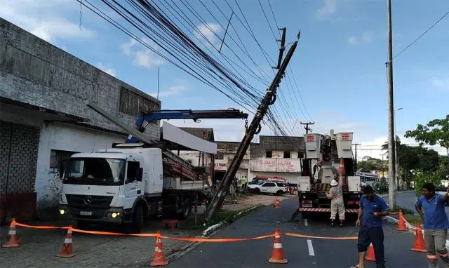 colisão em poste de energia