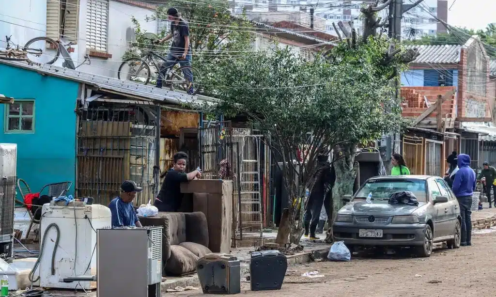 cidade após alagamento no RS