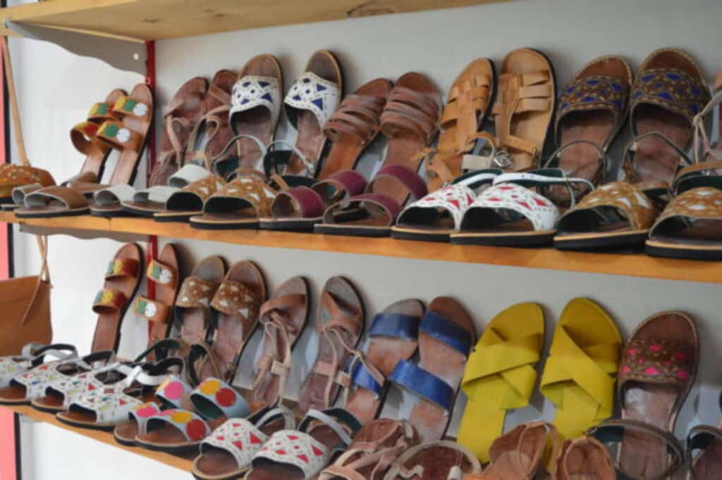 A arte das chinelas de couro nas festividades juninas