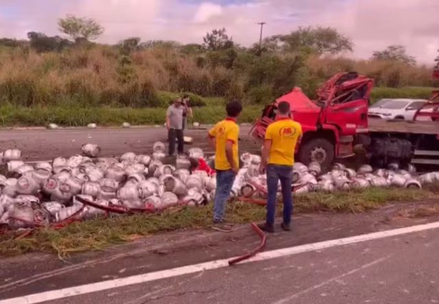 caminhão com botijão de gás capota na br 230