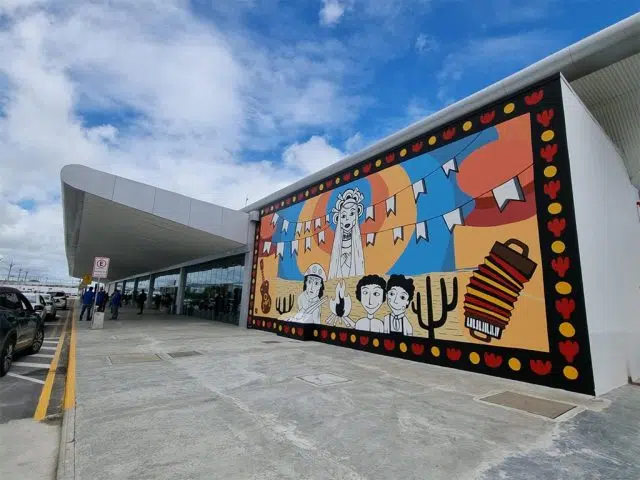 painel em homenagem a ariano suassuna no aeroporto de campina grande