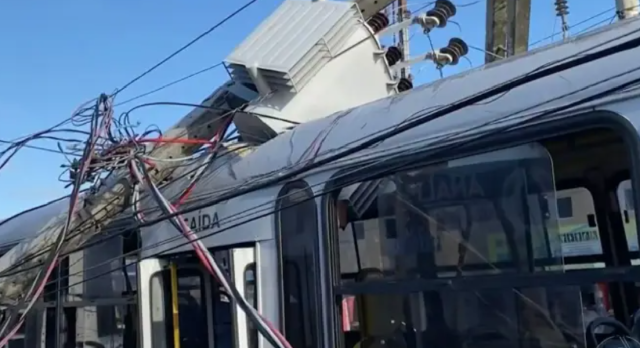 poste cai em ônibus