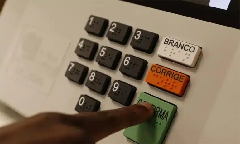 Milho impacta as festas juninas, e o peso dos eleitores independentes; veja o resumo urna eletronica