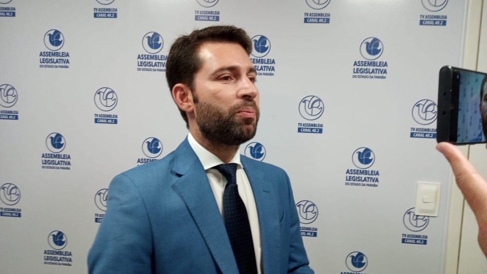 Deputado cede cadeira para suplente em agradecimento à reeleição