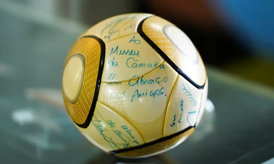 bola autografada por neymar