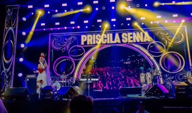 MEULHERES NO PALCO PRINCIPAL