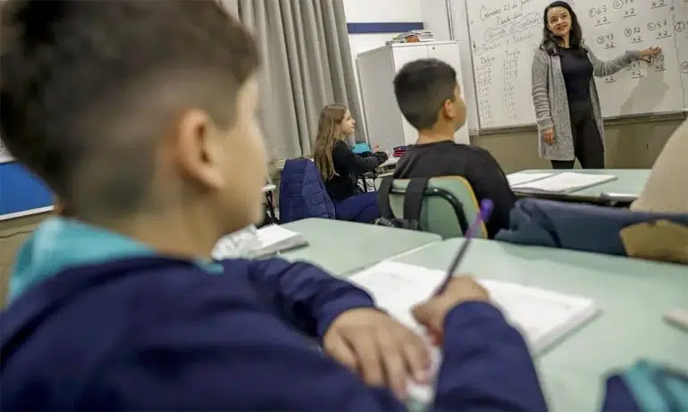Aparte, edição extra: piso dos professores terá correção inferior a 1% sala de aula