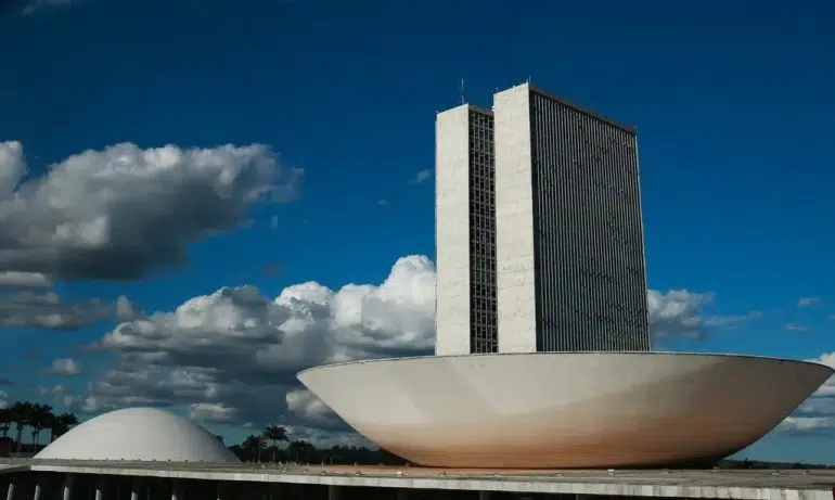 Aumento nos planos de saúde e aprovação da PEC que beneficia igrejas; veja o resumo fachada camara