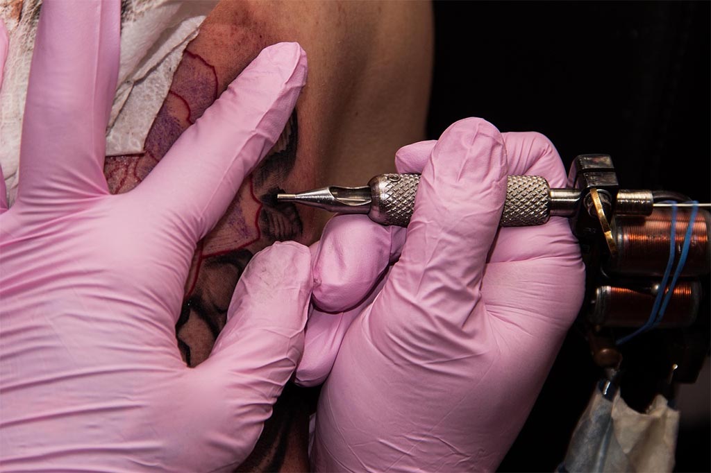 CFM proíbe aplicar anestesia para fazer tatuagem CFM proíbe aplicar anestesia para fazer tatuagem