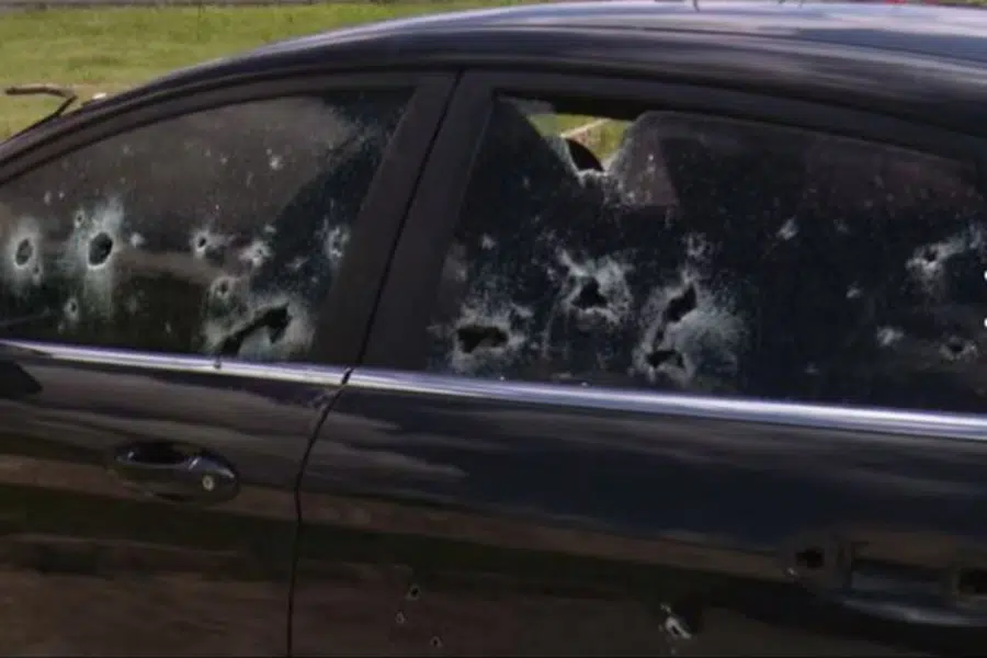 carro alvejado por policiais em chacina de cinco jovens