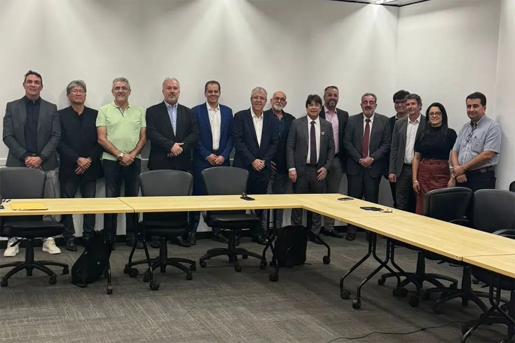 cassiano pereira, acompanhado da nova diretoria do sindirepa brasil
