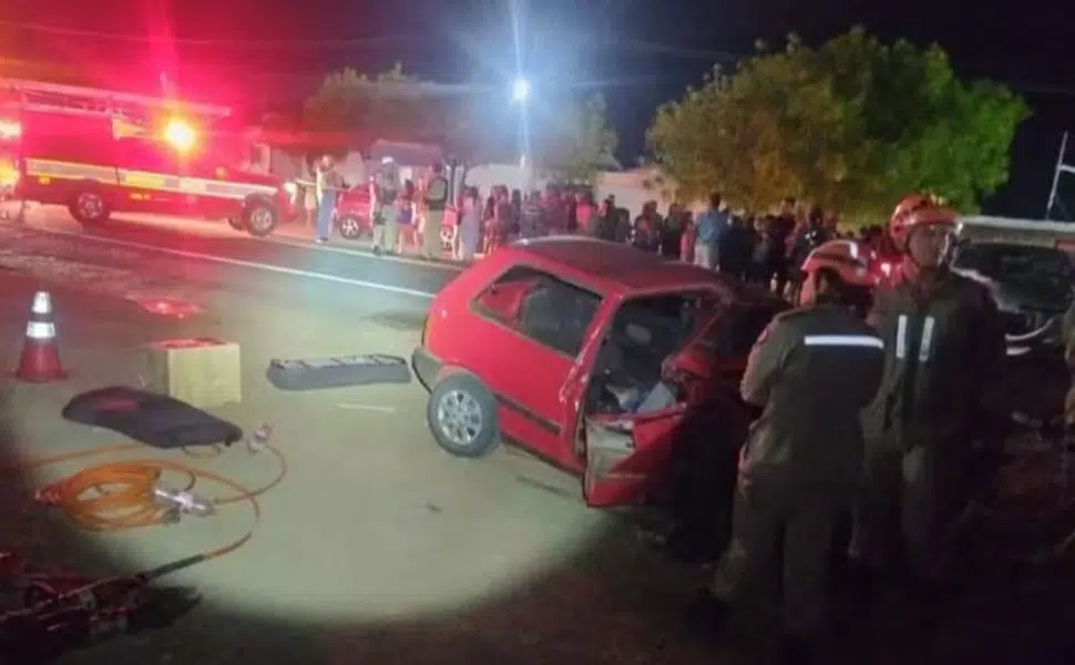 colisao entre carros na br 365