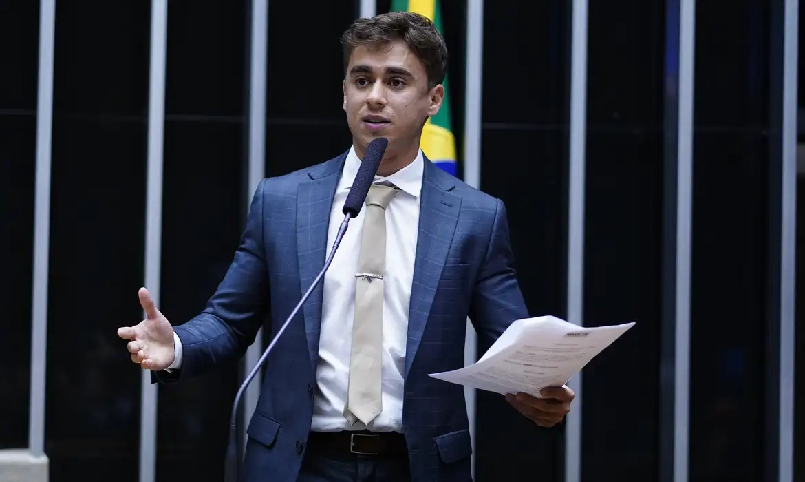 Juiz pede que site retire do ar reportagens que dizem que Nikolas chamou Vorcaro de lindão