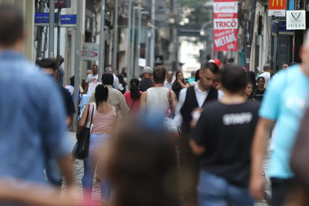 movimentação de pessoas nas ruas do centro da cidade.
