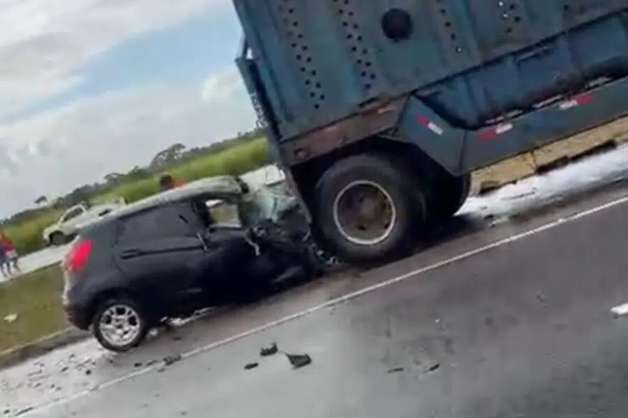 acidente entre carro e caminhao na br 230