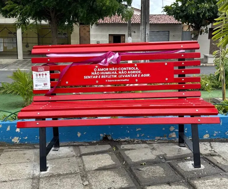banco vermelho instalado em boa vista