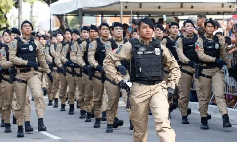 desfile grupo especial militar