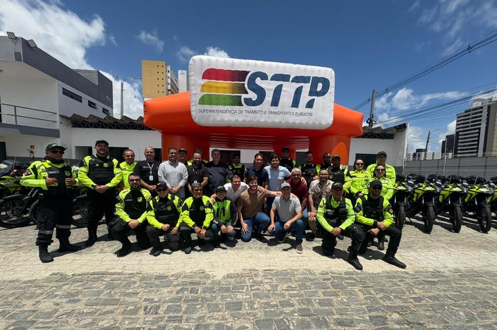 Sttp Bruno e Romero entregam equipamentos e motos para a STTP