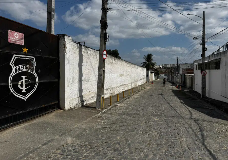 rua ao lado do campo do treze