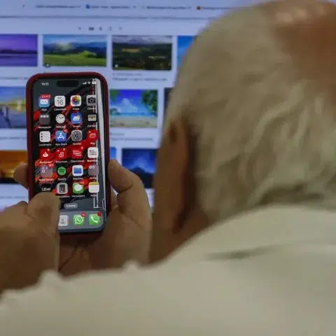 idoso celular internet 480x480