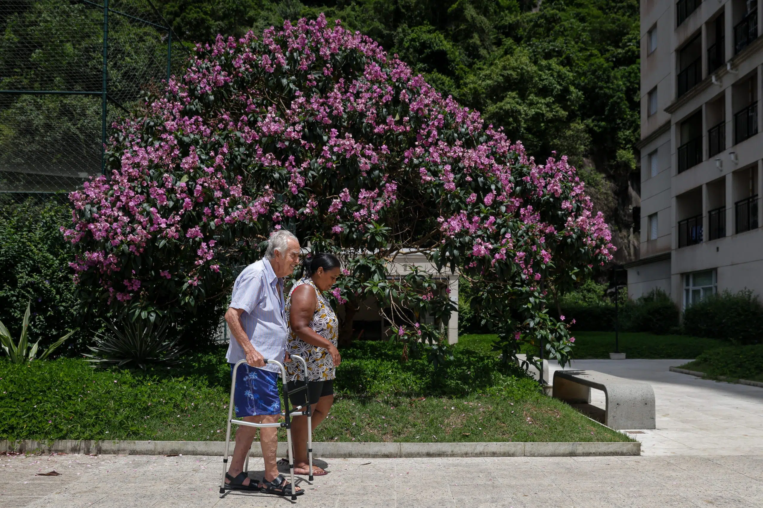 mulheres são 92% dos cuidadores de idosos no brasil