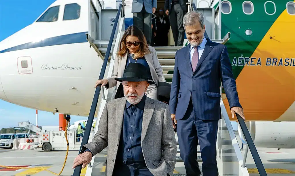 lula descendo escada de aviao com janja