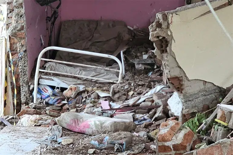 casa destruida com rompimento de reservatorio