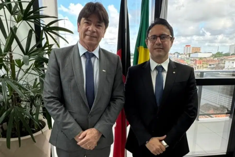 cassiano pereira ao lado do procurador leonardo quintans