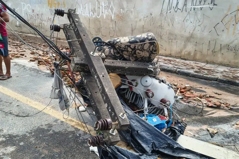 destroco de poste apos rompimento de reservatorio