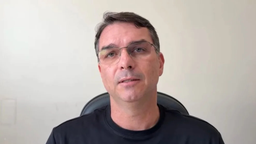 Recado de Flávio Bolsonaro a banqueiro bate recorde de repercussão