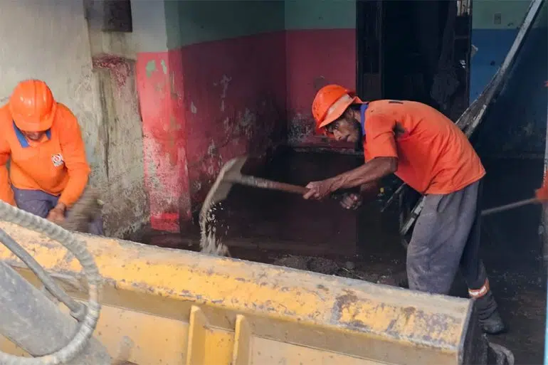 limpeza das casas atingidas por rompimento de reservatorio