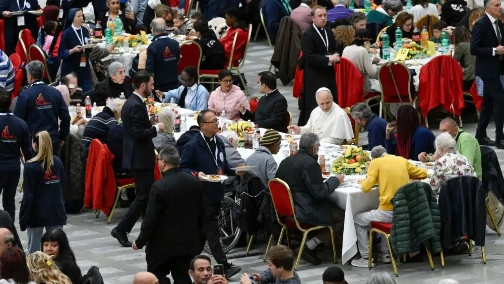papa almoco com pessoas carentes no vaticano