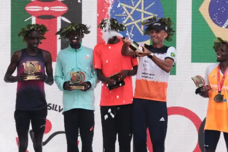 Etíope vence São Silvestre com ultrapassagem nos minutos finais; brasileiro é 3º atleta fabio jesus correia comemora 3o lugar na sao silvestre