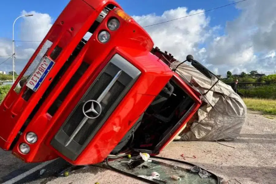 caminhao tomba em joao pessoa