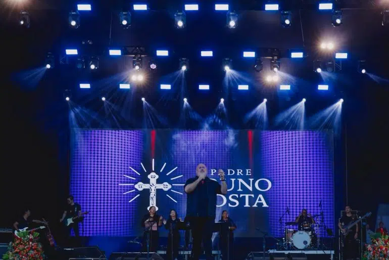 Celebração da fé: Show de Frei Gilson atrai multidão na orla de João Pessoa frei evento em joao pessoa