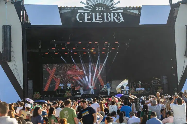 Celebração da fé: Show de Frei Gilson atrai multidão na orla de João Pessoa frei gilsom publico em joao pessoa