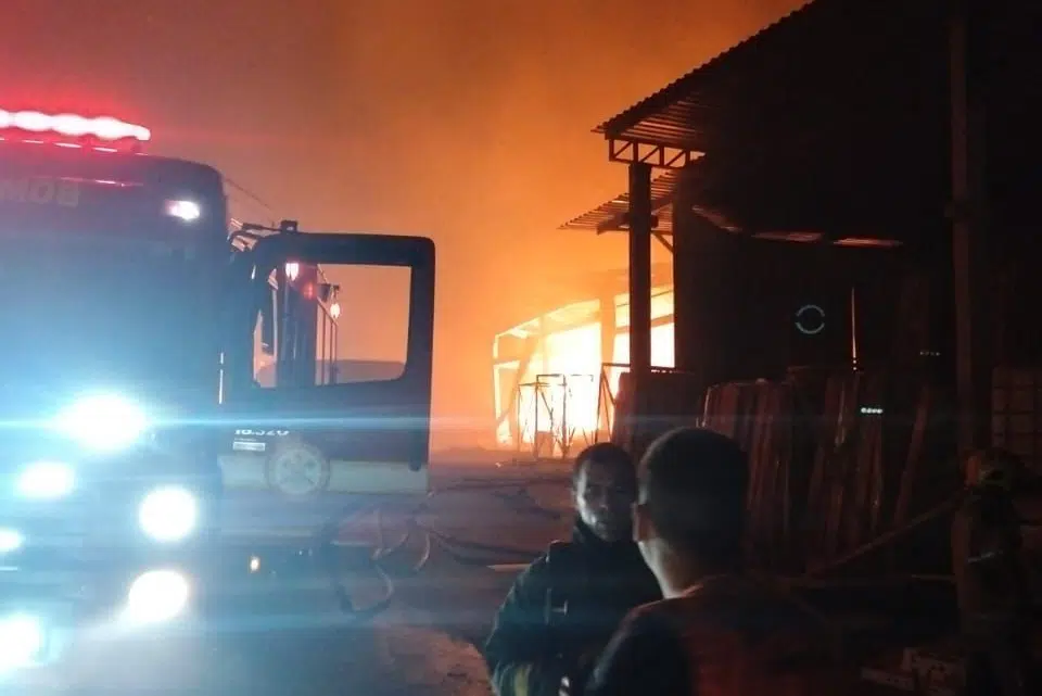 incendio em fabrica de portas