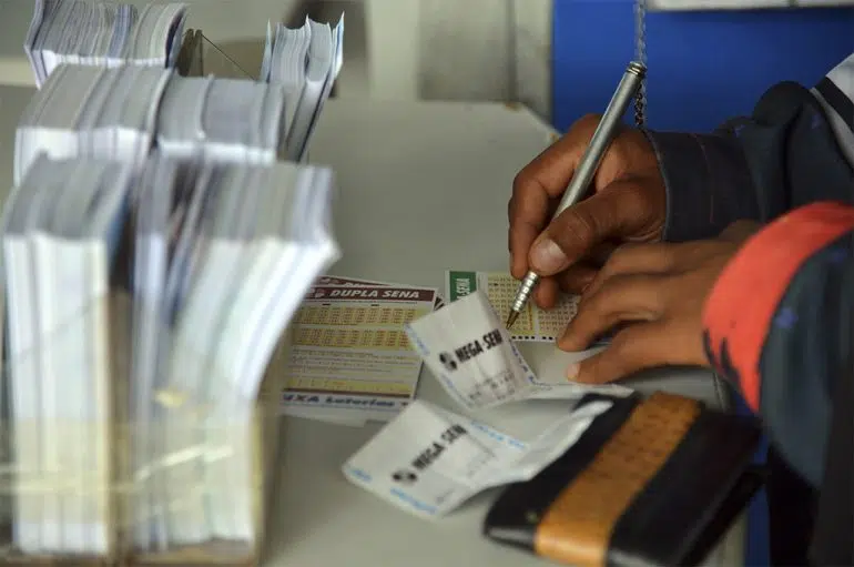 Denúncias contra Lulinha, prefeito afastado e estudantes passam mal: destaques da 5ª mega sena