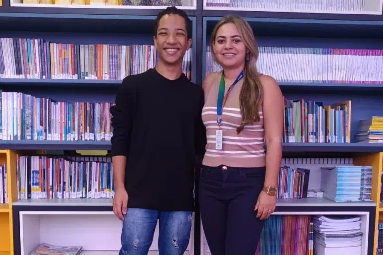 Redação: alunos de Campina Grande são premiados em olimpíada nacional aluno davi silva ao lado da professora juliane messias