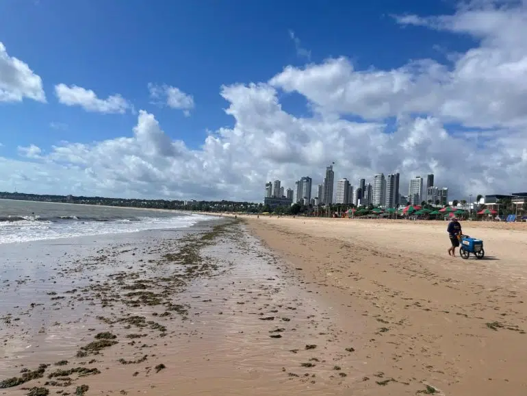 Roberto Carlos vai cantar em festa junina, e contenção de esgotos em praias; veja o resumo praia jp