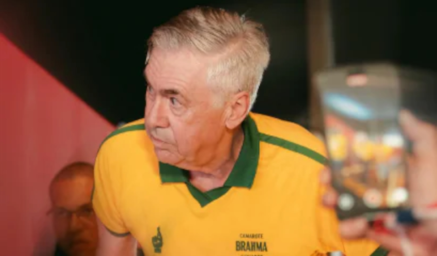 Ancelotti curte carnaval e escuta pedido do cantor Léo Santana