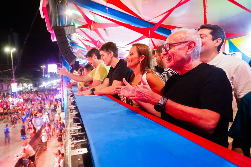 prefeito de João Pessoa celebra o bloco Muriçocas do Miramar