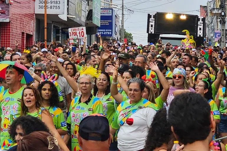 Com filho de Alceu Valença, Foliões do Ferro arrasta multidão em Campina Grande folioes do ferro